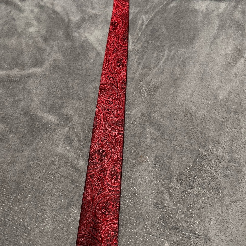 Geoffrey Beane Red Paisley Necktie 

Great condition. Smoke free home/No flaws